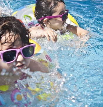 Les avantages d'un abri de piscine sur mesure