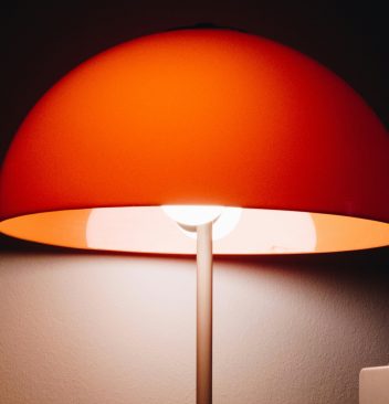 Optez pour une touche d'originalité avec une lampe champignon dans votre salon